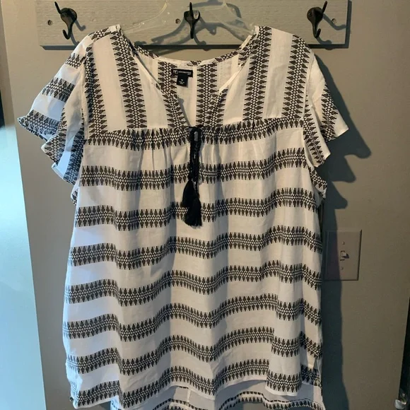 Black and White Patterned Women's Top - Picture 1 of 5
